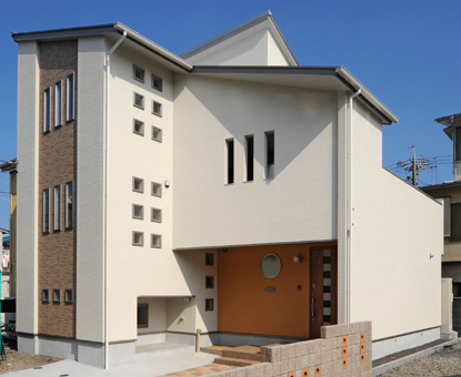 一見3階建てに見えるとても洗練された家