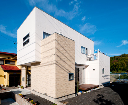 住宅団地に建つ ロケーションを最優先した先端住宅