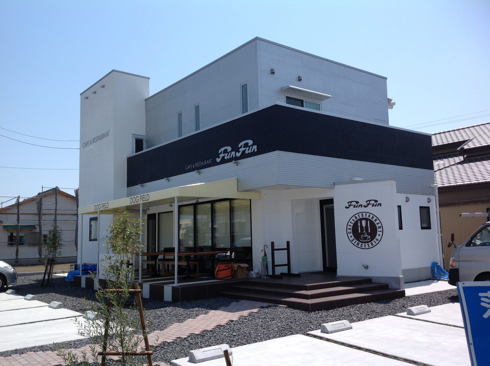 1階をカフェ&レストラン、2階を住居にしたドッグカフェ