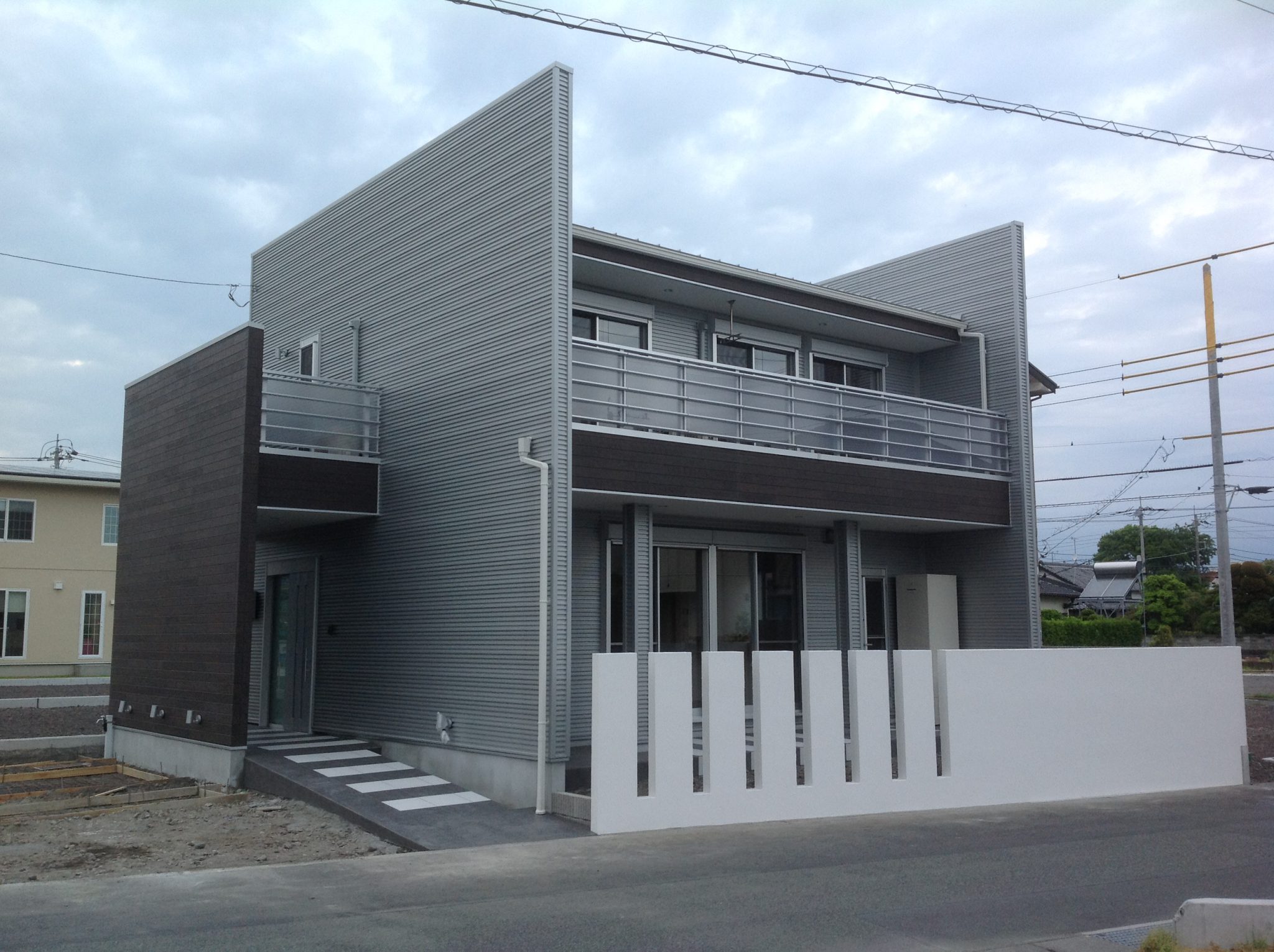 新しい分譲地に建つ。ご夫婦とお子さまの夢の家。