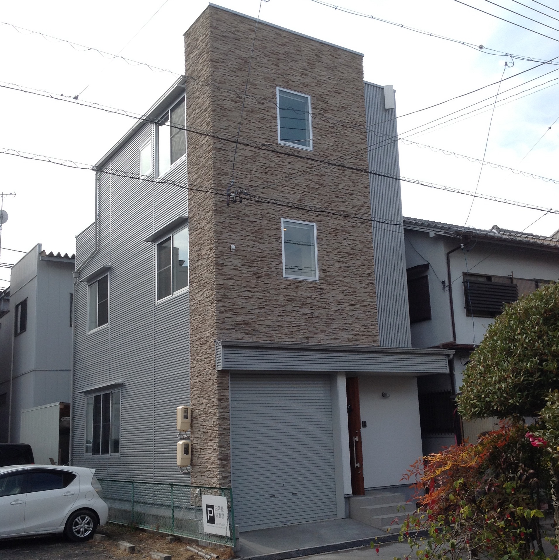 狭小の土地に大きく建てる、北側に面し住みやすさを追求した3階建て木造住宅。